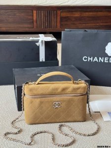 Top original suede Chanel lunch box bag Lazy and casual and easy to carry Full o
