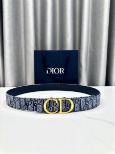 Width 3.5Cm This Dior 35mm reversible belt combines elegance with modern style.