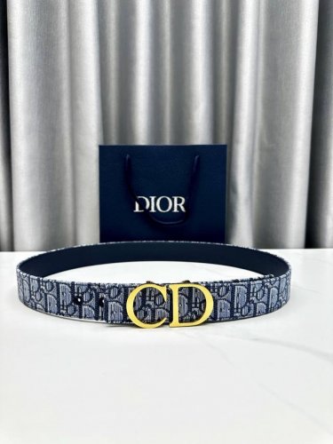 Width 3.5Cm This Dior 35mm reversible belt combines elegance with modern style.