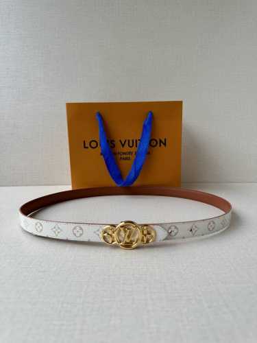 This 2.0 wide Lv Iconic belt gives traditional elements a modern twist. The sli