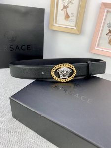 Width 4.0cm This Versace belt is made of double-sided pigskin-grained cowhide an