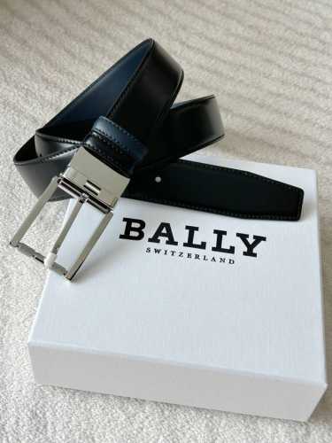 Bally double-sided leather belt, 3.4cm wide. A striking contrast of black and na