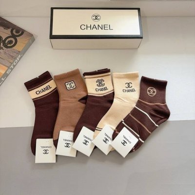 Comes with packaging, 5 pairs per box. High-quality Chanel classic mid-calf soc