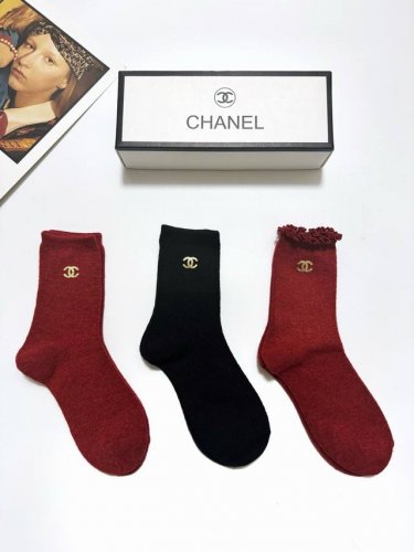 comes with packaging DDD. 3 pairs per box. Chanel classic logo wool mid-calf so