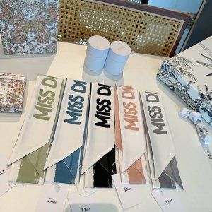 Dior's latest double-layer headband. It looks better and better the more you lo