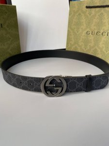 Gucci 3.5cm square G buckle reversible leather belt, featuring a canvas and blac