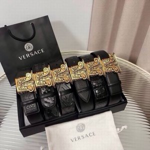 This Versace belt is crafted in Italy from supple leather and features a vintage