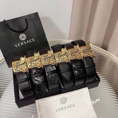 This Versace belt is crafted in Italy from supple leather and features a vintage