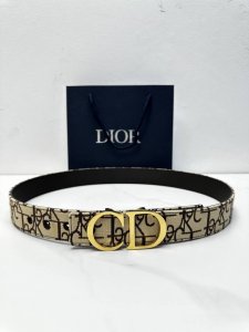 Dior 3.5cm Width. This belt buckle interprets the brand's classic pattern with a