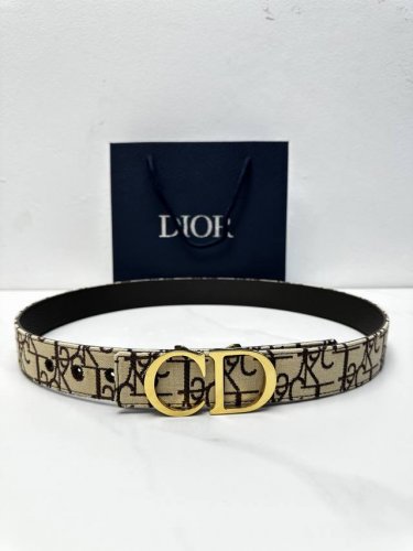 Dior 3.5cm Width. This belt buckle interprets the brand's classic pattern with a