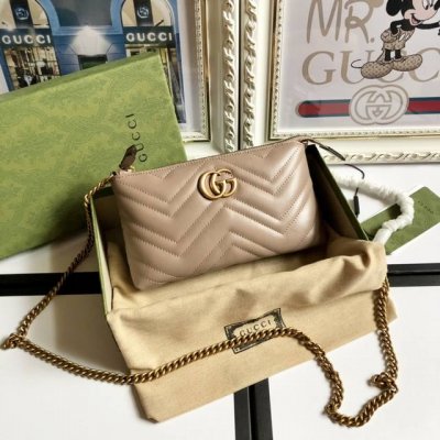 Top-of-the-line original leather bag with green box, a G-branded item. Countert