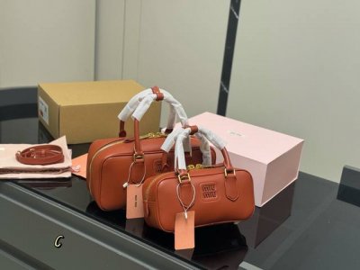Upgraded version with box Size: 28*13Cm 23*11Cm Miumiu bowling briefcase The bag