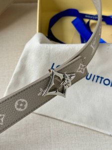 3.0 Wide Lv Double-Sided Lychee Belt Interprets Louis Vuitton's Classic Elements