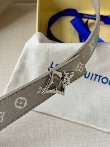 3.0 Wide Lv Double-Sided Lychee Belt Interprets Louis Vuitton's Classic Elements