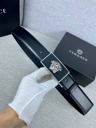 Width 3.5Cm This Versace belt features the iconic Versace Medusa head buckle, hi