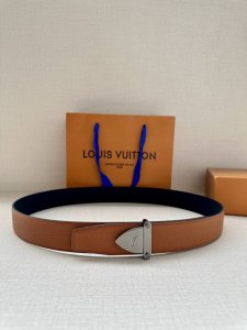 Lv 3.4 wide Attract double-sided belt features slightly curved edges and a moder