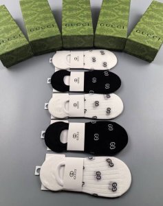 Special Gucci Gucci G's new women's invisible socks come in a box of five pairs.