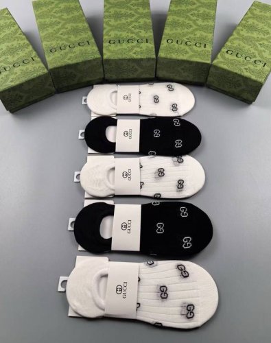 Special Gucci Gucci G's new women's invisible socks come in a box of five pairs.
