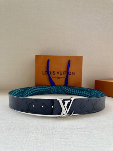 This 4.0-width Louis Vuitton Initiales reversible belt brings Louis Vuitton elem