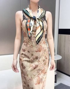 Equestrian Key" 90 scarf - 24 Early Spring New Arrival ~ Hermes ~ Hand-rolled tw