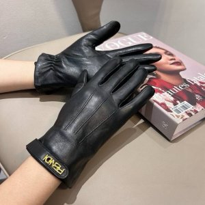 Fendi 2025 Fall/Winter Lambskin Gloves for Touchscreen Phones. Worth comparing