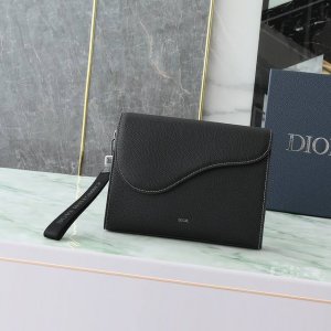 This A5 triangular clutch is a new Dior staple. Crafted from black grained leath