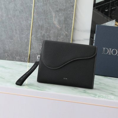 This A5 triangular clutch is a new Dior staple. Crafted from black grained leath