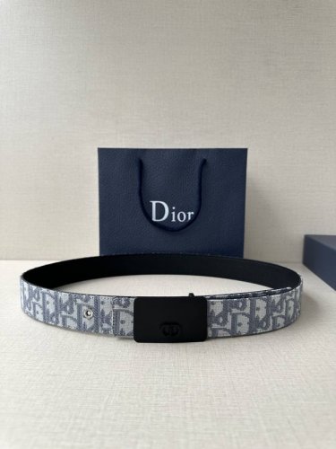 Width 3.5Cm This stainless steel metal belt buckle from Dior is a new addition t