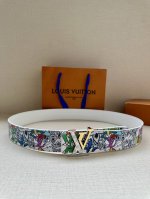 This 4.0-width Louis Vuitton Initiales reversible belt brings Louis Vuitton elem