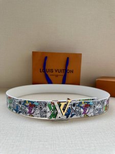 This 4.0-width Louis Vuitton Initiales reversible belt brings Louis Vuitton elem