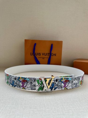 This 4.0-width Louis Vuitton Initiales reversible belt brings Louis Vuitton elem
