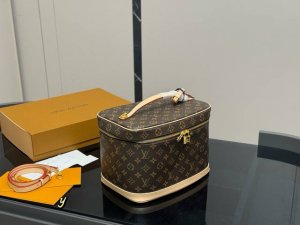 Folding boxLv's cosmetic bags are quite popular in the fashion world this season