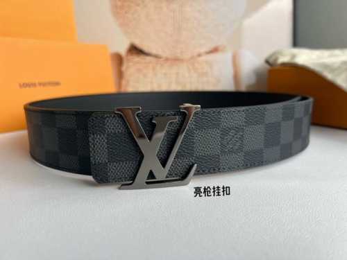 -Lv Initales 40mm double-sided belt draws on the essence of contemporary fashion