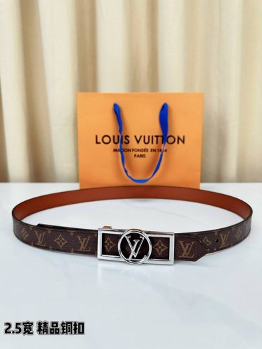 This 2.5-width Dauphine reversible belt takes a timeless aesthetic approach, se