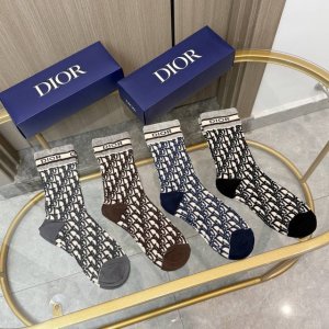 Comes with packaging. One box contains four pairs of Dior super popular trendin