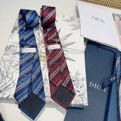 SpecialThis tie pays tribute to the classic cannage pattern. Crafted from navy,