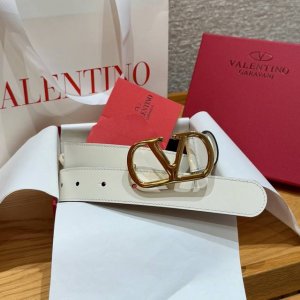 Warren's New Belt This Leather Belt Is Made In Italy, Decorated With "Vlogo" Bra