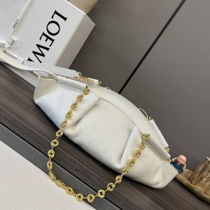 ##The new small Paseo bag in calfskin with chain DDD. Exquisitely crafted, the s