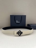 Width 3.5cm. This 35mm reversible belt combines elegant style with modern flair.