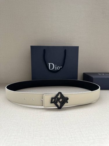 Width 3.5cm. This 35mm reversible belt combines elegant style with modern flair.