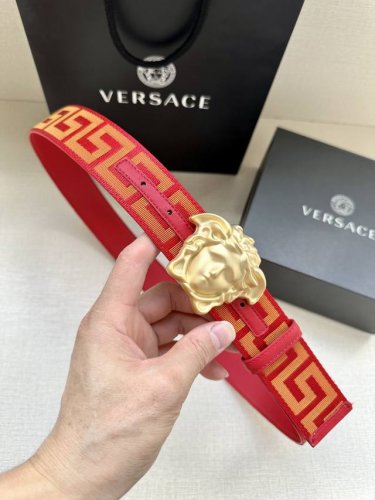 Width 3.8cm This Versace satin ribbon belt has a very casual style, decorated wi