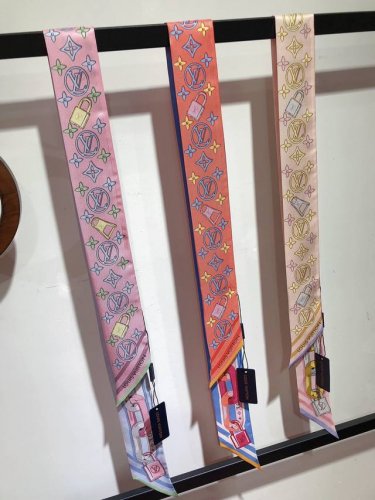 Plv2347LvHeadband! The Monogram pattern pays tribute to the brand's classics, an