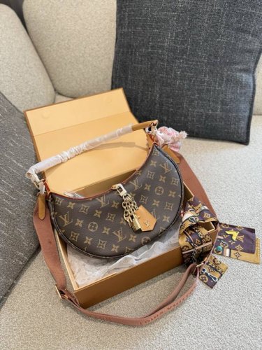 Lv new product Looping Choose a moon you likeNew size Loop is newly launchedPair