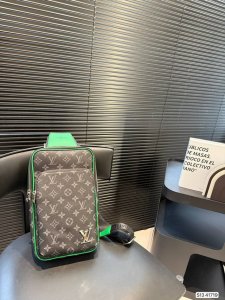 New Men's Lv Chest Bag features a zipper for easy access, allowing you to effor
