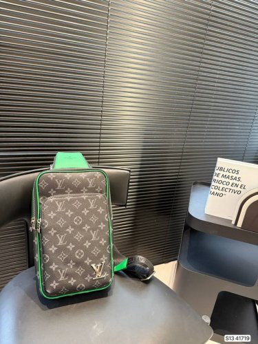 New Men's Lv Chest Bag features a zipper for easy access, allowing you to effor