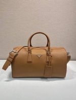 New Travel Bag 2Vc048 372 This travel bag is crafted from soft leather with a n
