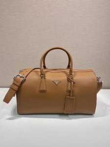 New Travel Bag 2Vc048 372 This travel bag is crafted from soft leather with a n