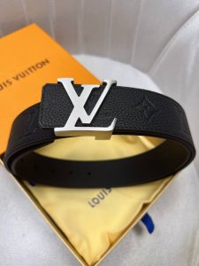 LV: Original first-layer cowhide with lychee pattern embossed surface. Lined wit