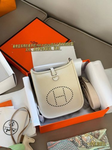 Comes with a packaging scarf pendant Size: 16*18Cm Evelyn Mini Evelyen Looks ve