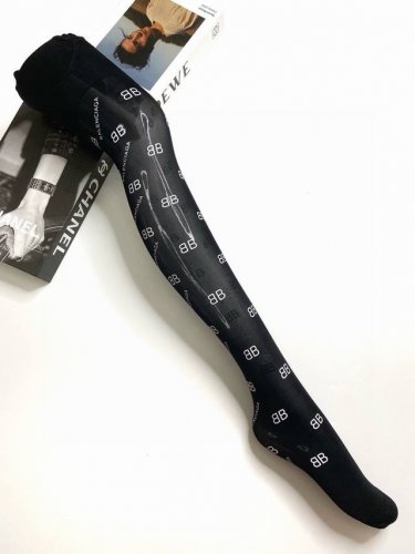 comes with packaging DDD. One box contains a pair of Balenciaga printed letteri